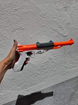 Lanzador de juguete Nerf Sharpfire con dardos