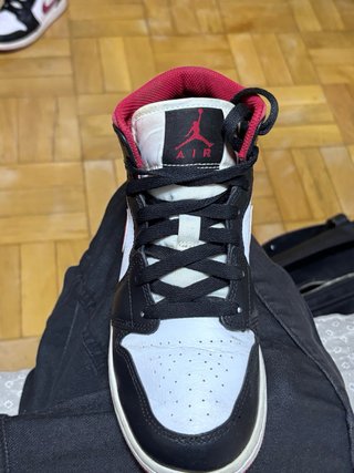 Air Jordan 1 Mid GS Negro Rojo Blanco