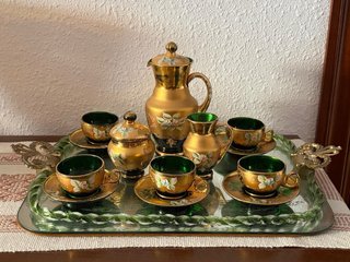 Juego de café dorado con detalles florales