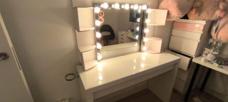 Tocador blanco con espejo y luces