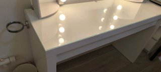 Tocador blanco con espejo y luces