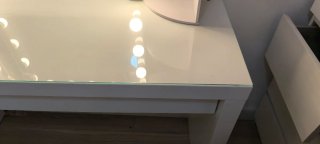 Tocador blanco con espejo y luces