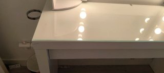 Tocador blanco con espejo y luces