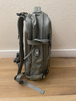Mochila de viaje verde sin estrenar