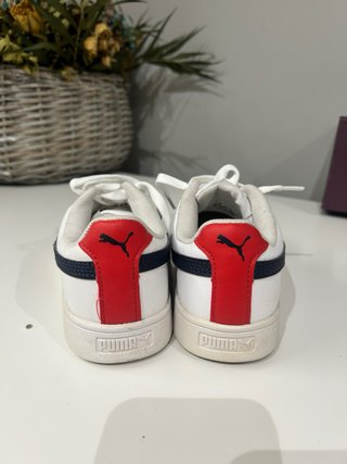 Zapatillas Puma Blancas con Detalles azules y rojo