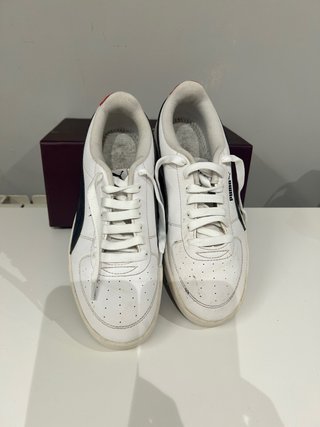 Zapatillas Puma Blancas con Detalles azules y rojo