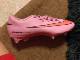 Botas de fútbol Nike rosas y naranjas