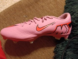 Botas de fútbol Nike rosas y naranjas