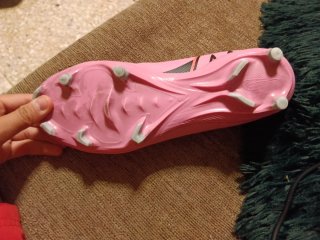 Botas de fútbol Nike rosas y naranjas