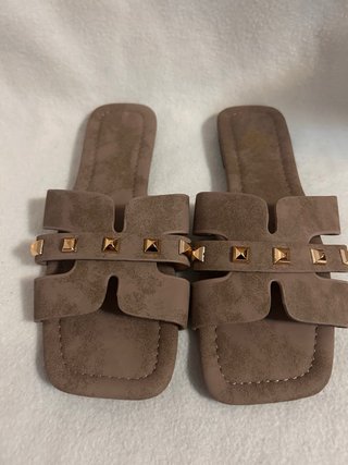 Sandalias planas marrones con tachuelas doradas