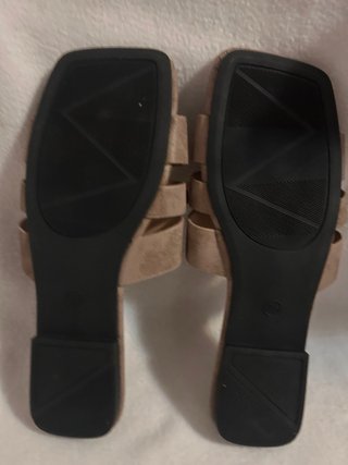 Sandalias planas marrones con tachuelas doradas