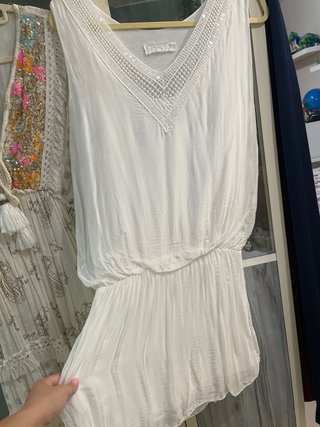 Vestido blanco con escote V y crochet