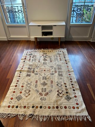 Alfombra de tela beige y naranja