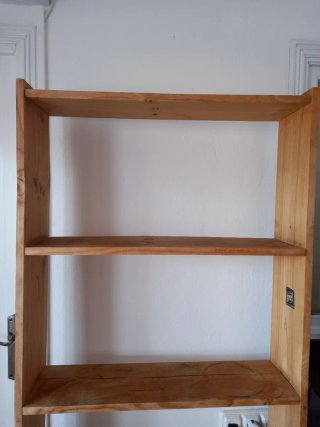 Estantería de madera.