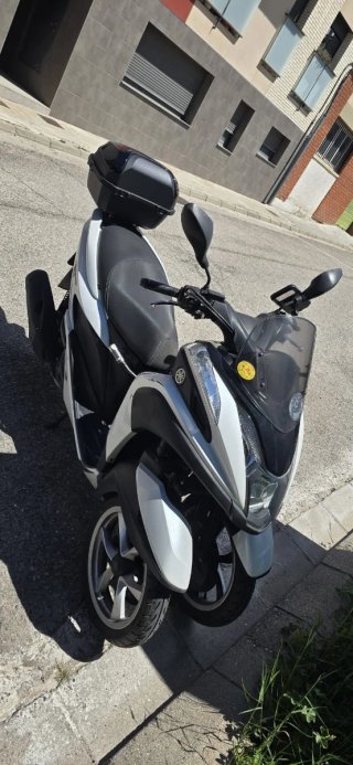 Yamaha Scooter Triciclo Blanco y Negro