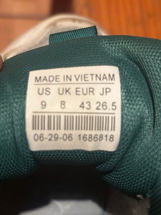 Zapatillas deportivas blancas y verdes