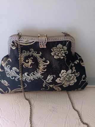 Bolso de fiesta negro y dorado