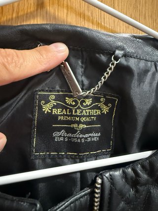 Chaqueta Piel Stradivarius Negra de piel.