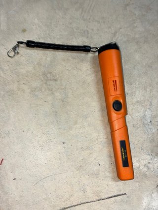 Detector de metales naranja con funda