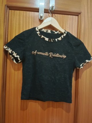 Camiseta negra con estampado de leopardo