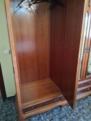 Armario clásico de madera con espejos