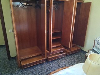 Armario clásico de madera con espejos