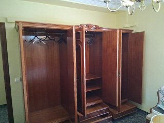 Armario clásico de madera con espejos