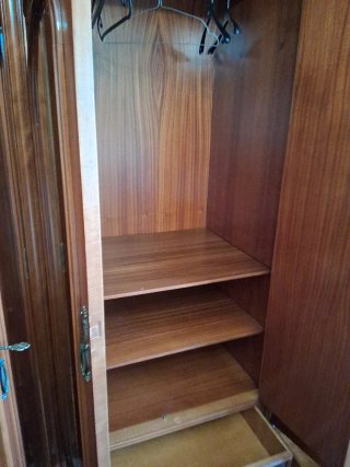 Armario clásico de madera con espejos