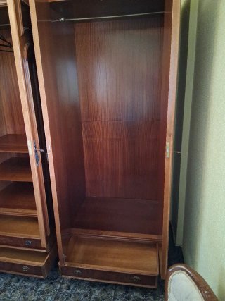 Armario clásico de madera con espejos