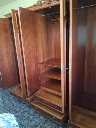 Armario clásico de madera con espejos