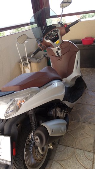 Piaggio Beverly 300 Scooter