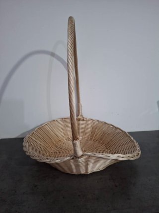 Cesta de mimbre con asa