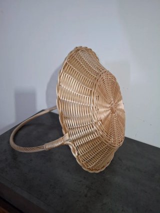 Cesta de mimbre con asa