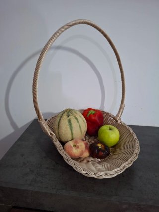 Cesta de mimbre con asa