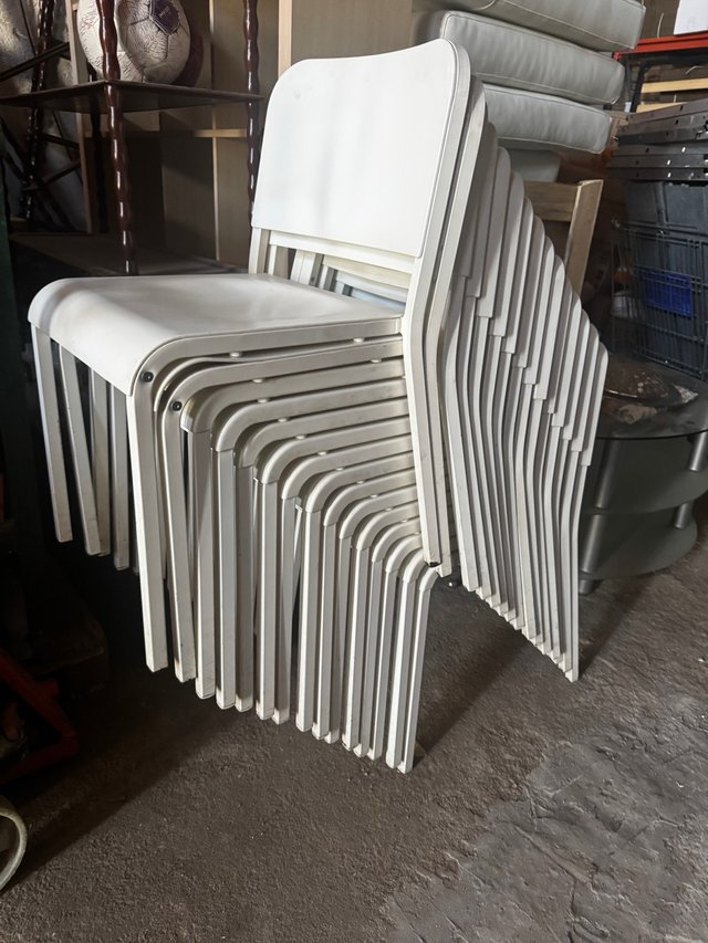 Sillas apilables blancas 16 € unidad
