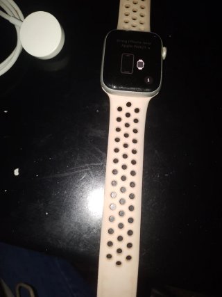 Apple Watch SE 4 Rosa/Argento. Resistente all'acqua.