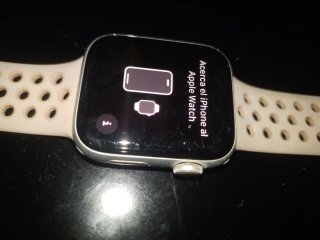 Apple Watch SE 4 Rosa/Argento. Resistente all'acqua.