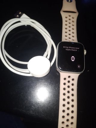 Apple Watch SE 4 Rosa/Argento. Resistente all'acqua.
