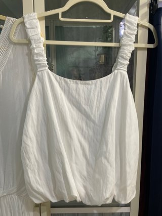 Top blanco con tirantes fruncidos