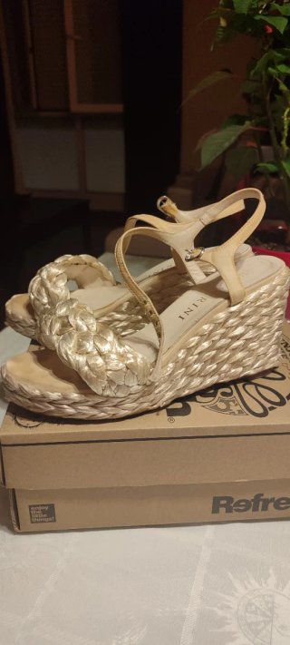Sandalias cuña mujer Baltarini beige/dorado