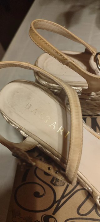 Sandalias cuña mujer Baltarini beige/dorado