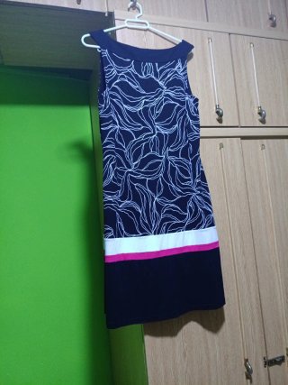 Vestido recto estampado negro, blanco y rosa