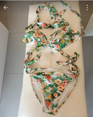 Bikini estampado tropical.me queda grande