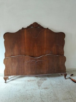 Cabecero de cama antiguo de madera