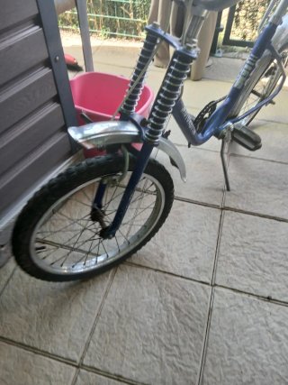 Bicicleta azul infantil
