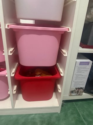 Mueble infantil IKEA con cajas y escalera
