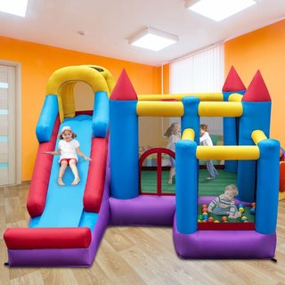 castillo inflable con tobogán, trampolín y piscina
