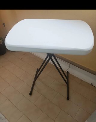 Mesa plegable blanca de polietileno y metal