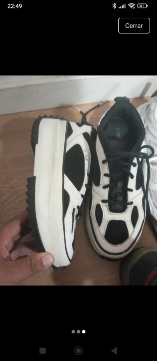 Zapatillas deportivas negras y blancas