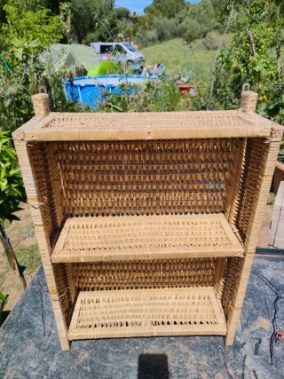 Estantería de mimbre beige y marrón